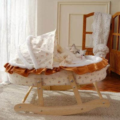 ragdoll relaxe dans couffin chaton