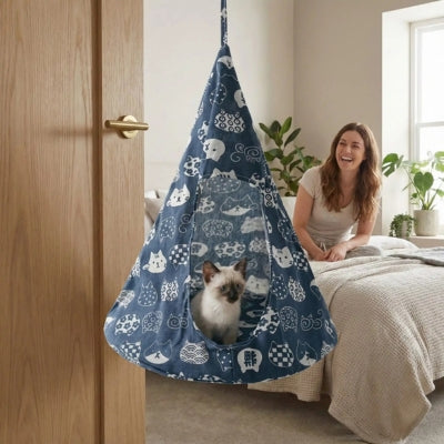 siamois blotti hamac chat dame heureuse dans lit le regardant