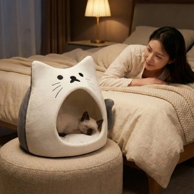 siamois endormi dans niche pour chaton maîtresse le regardant