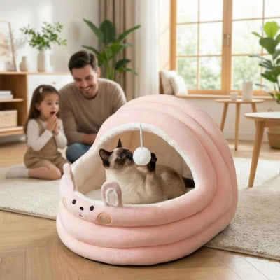 siamois jouant balle suspendue niche chat intérieur papa fillette le regardant