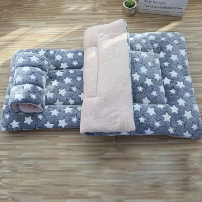 tapis chat bleu gris étoilé enroulé