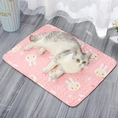 tapis fraicheur chat motif lapin rose chat detendu dessus