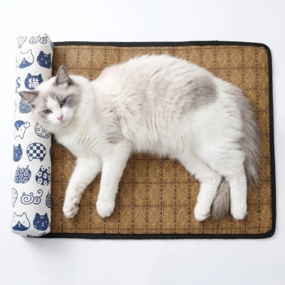 tapis rafraîchissant chat blanc motifs chats ragdoll endormi dessus 