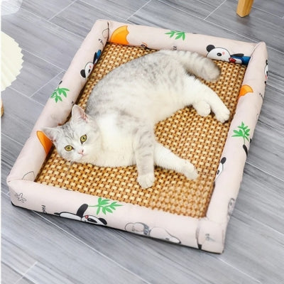 tapis rafraichissant chat panda chat tigré allongé