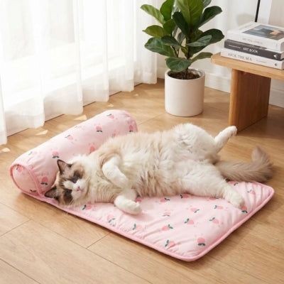 Tapis rafraichissant chat rose motifs pêches ragdoll relaxant sur dos