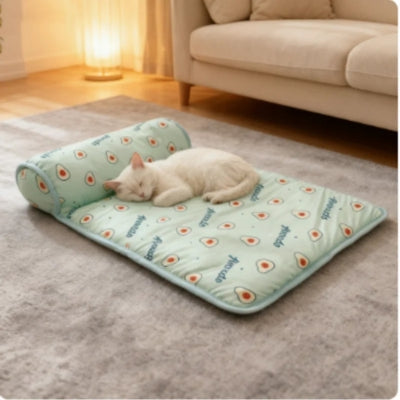 Tapis rafraichissant chat vert motifs avocat chaton endormi dessus
