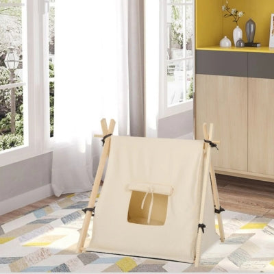 tipi pour chat à côté baie vitrée