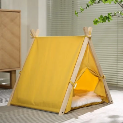tipi pour chat jaune dans salon