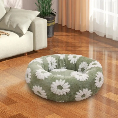 un des couffins pour chats vert sauge marguerite sur plancher