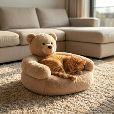 un des coussins chats Câlinourson beige avec chat roux endormi dedans