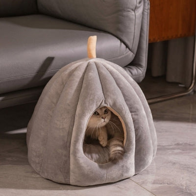 une des niches pour chat gris taupe chat caché dedans